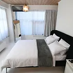 Modern Downtown + Free Parking 아파트 라리사