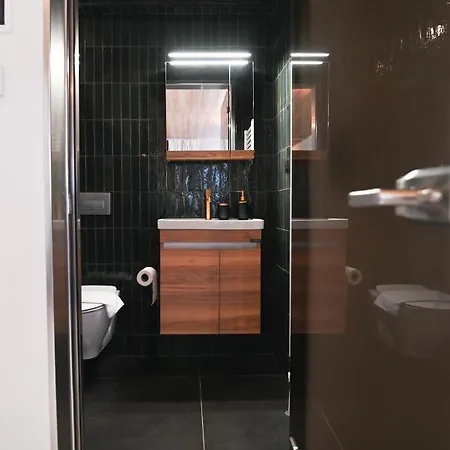 Modern Downtown + Free Parking