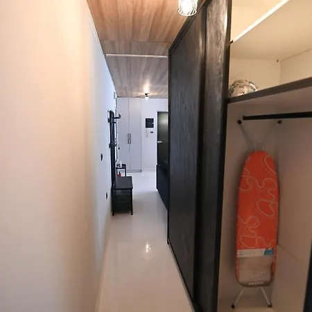 Modern Downtown + Free Parking *