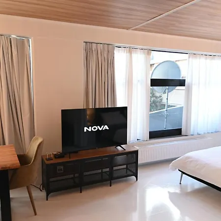 Modern Downtown + Free Parking